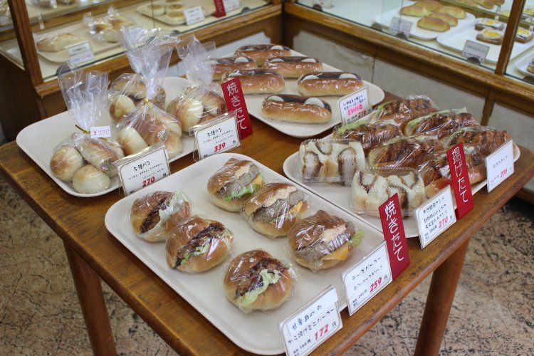 ラッピングされたパンはテーブル上に。