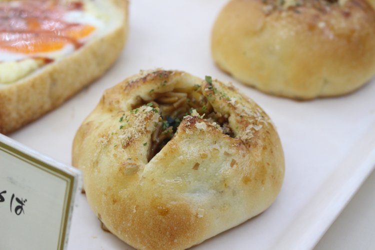 上海焼きそばパンは151円（税込み）。包まれているから麺がもっちり。