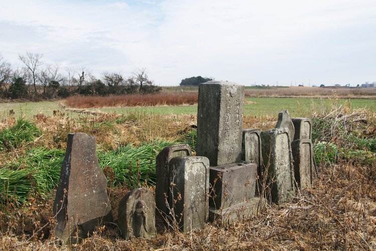 新川村にはお墓が三箇所ほど残っているが、これは村の入り口に近いところにあったお墓。