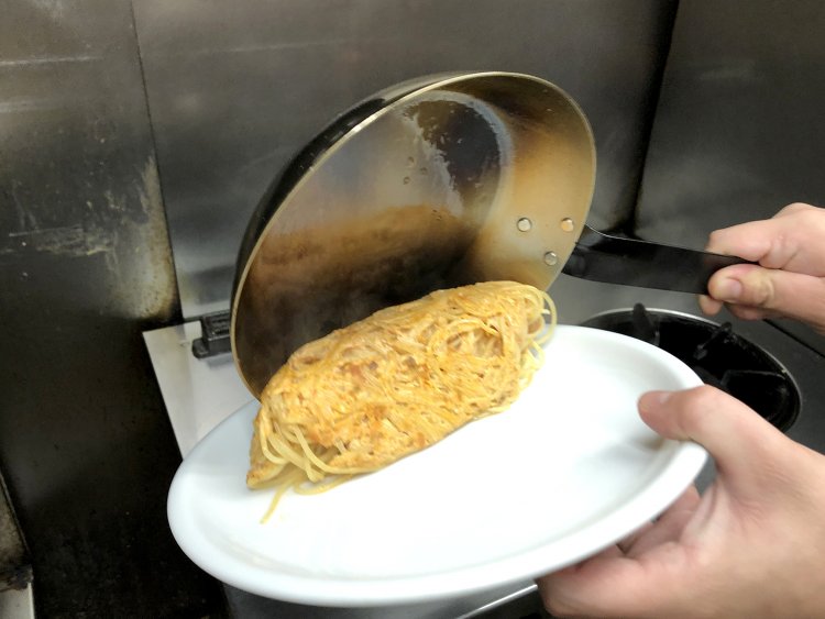 フライパンで焼き、形を整えて出来上がり。