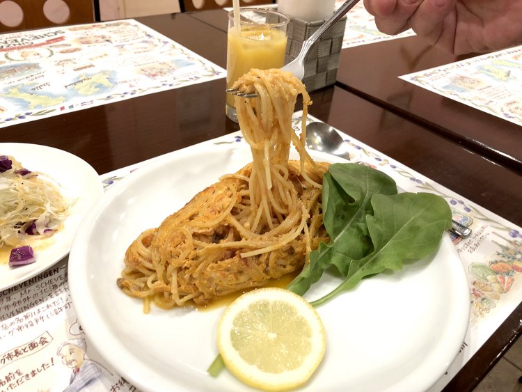 もっちりとしたパスタがミートソース、玉子と絡み合う。