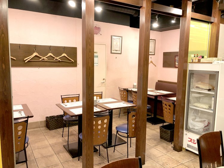 座席は24席。お昼には満員になることも多い。