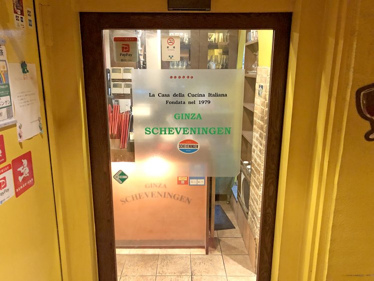 階段を降りると正面が入口。奥の理髪店と間違える方もいるとか。