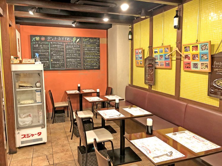 店内は黄色やオレンジの暖色に統一された温かな雰囲気。