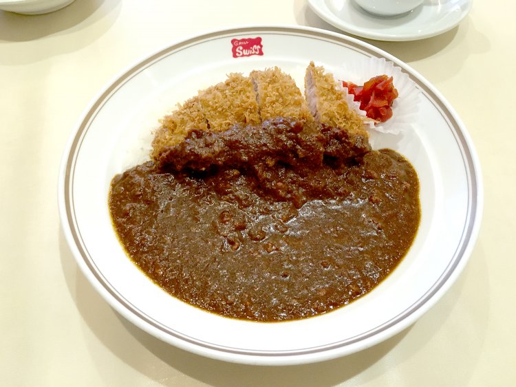待ちに待ったカツカレー。このカレーとカツレツの茶色の微妙な色合いのバランスがたまらない。