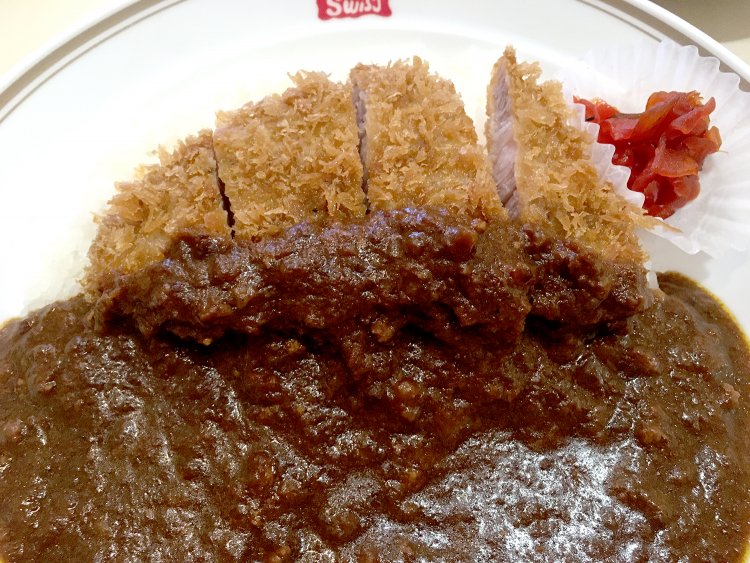 カレーの上にロースカツレツがのる。そして洋食屋さんのカレーには福神漬が欠かせない。