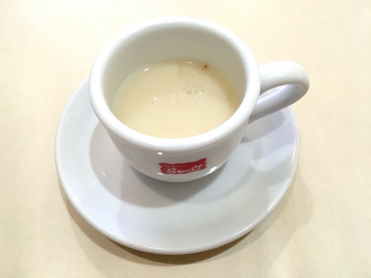 老舗のプライドを感じるこだわり満載のスープ。一口いただくと幸せな気分が広がるおいしさだ。スープのおかわり220円。