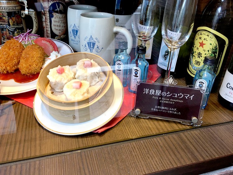 洋食屋さんにシュウマイは、ちょっと珍しい。上にのっているのは、グリーンピースではなくベーコンの角切り。