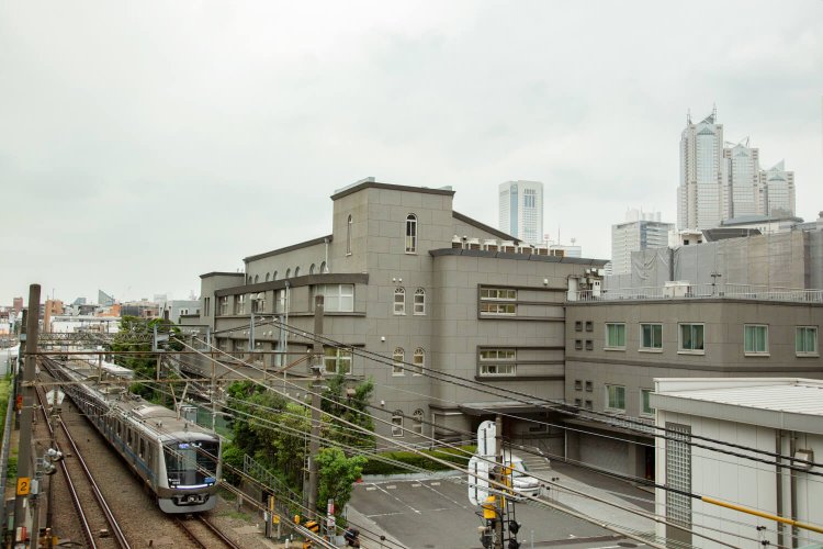 昭和2年（1927）に建てられた小田急南新宿ビルは、1976年まで小田急電鉄の本社ビルだった。