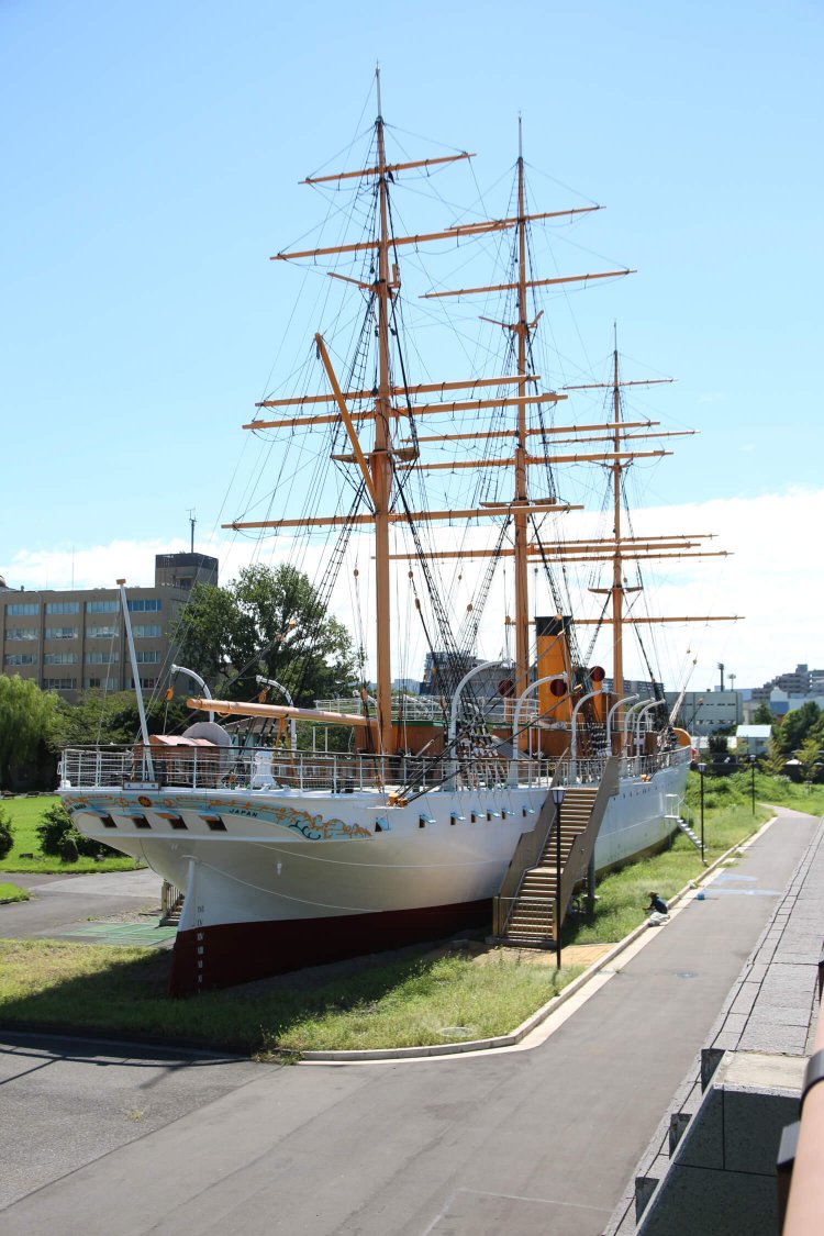 東京海洋大学の敷地内には天皇の御召し船として知られる国の重要文化財・明治丸が。