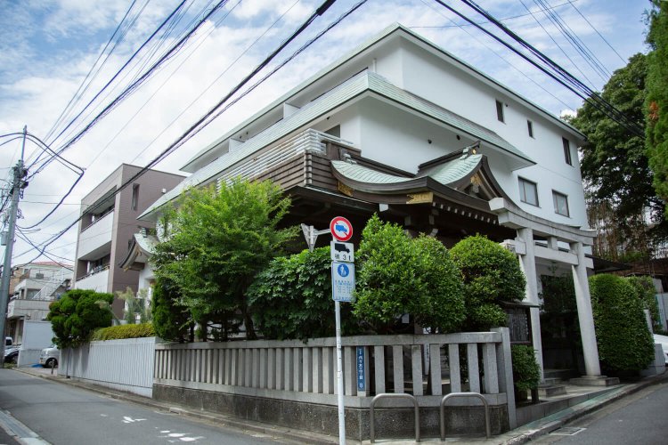 角を曲がると突然出合う平田神社の鳥居。何の変哲もない住宅地でも、くまなく歩けば思わぬ発見がある。