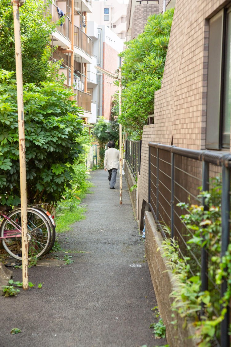 まるで対照的な、近隣住民の抜け道となっている細い路地と……。