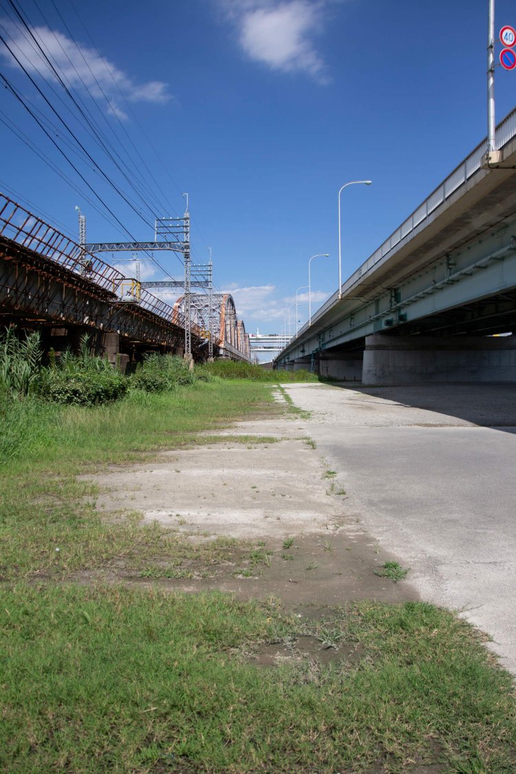 荒川を跨ぐ堀切橋と京成電鉄の橋梁。川を渡った先には堀切菖蒲園駅がある。