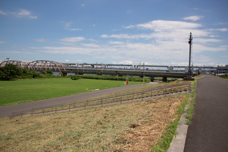 東口は荒川河川敷にほぼ直結。