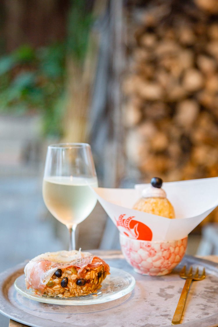 生ハムドーナツ 759円（左）、超やわドーナツブルーベリー 528円（右）、グラスワイン 1045円。