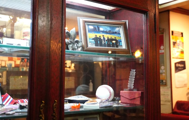 店内には立教大学関連の記念品が飾られている。