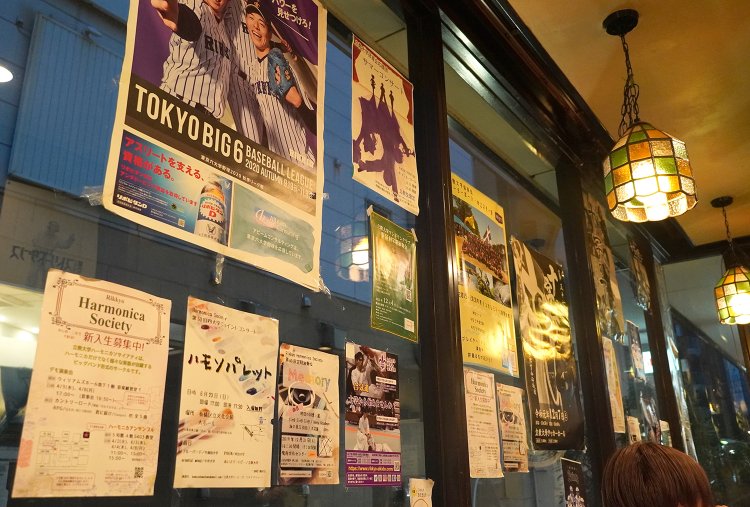 窓にはライブなどのチラシが所狭しと貼ってある。