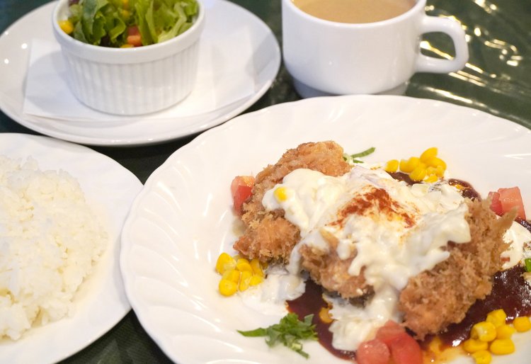 まりちゃんカツはご飯、サラダ、味噌汁がついて798円。