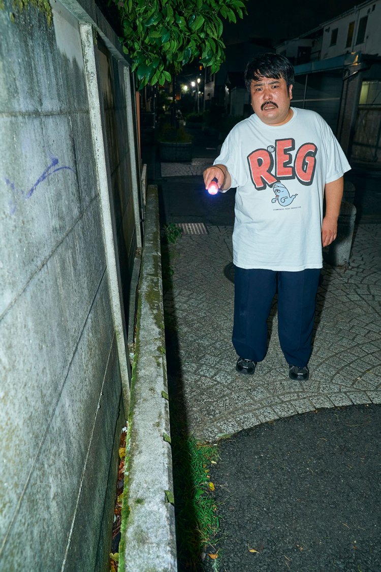 サラリーマンカバン吸い込み。壁のふりをして、人の無意識やうっかりを吸い込んでしまう妖怪。