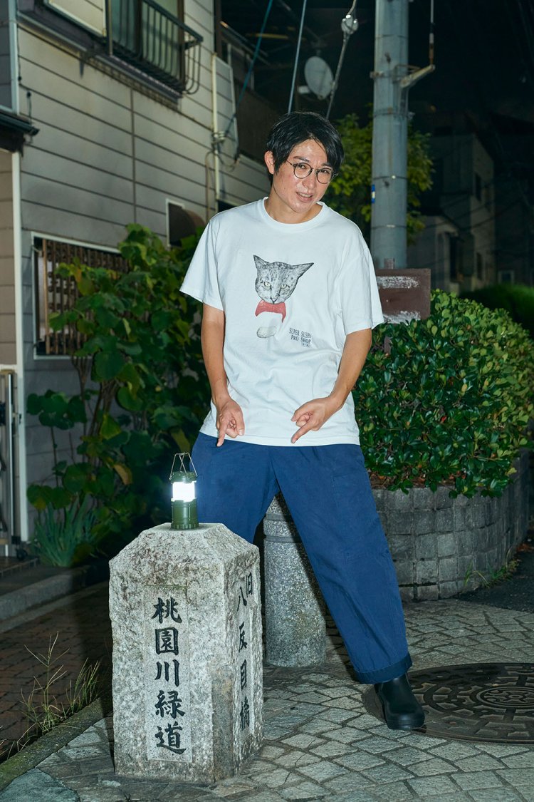 指輪を置くと川が流れる石碑。秘密のスイッチを押すと、目の前にかつての川の風景が現れる。