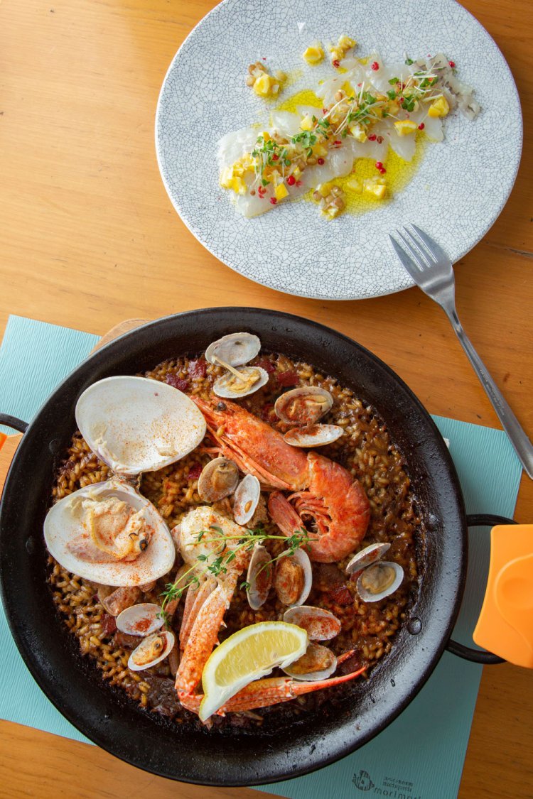 シーフードパエリア1人前2585円。本日のカルパッチョ990円～。写真は江ノ島産天然ヒラメのカルパッチョ レンズ豆と湘南ゴールドソース1250円。