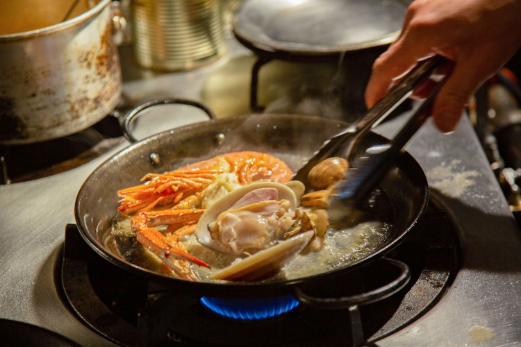 魚介をたっぷり使用する。