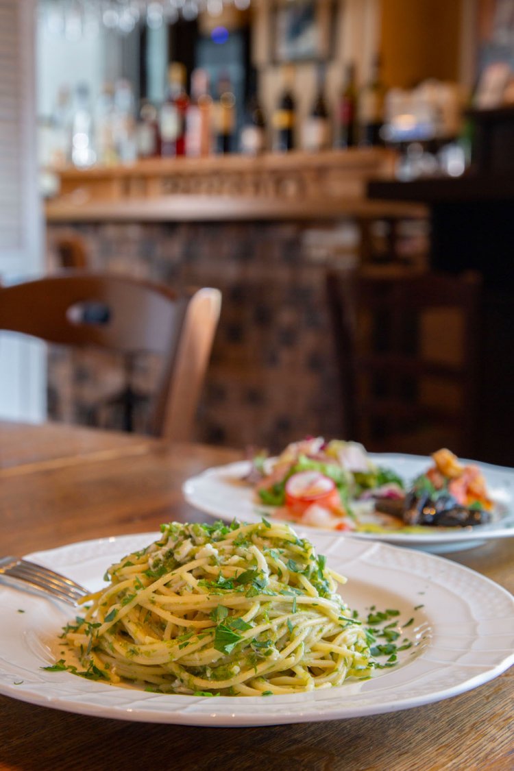 パスタに本日の前菜4種盛り合わせ、自家製パン、ドルチェ、ドリンクが付くランチのBコース2700円。パスタは6種類ある中から選べる。