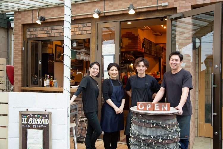 坂下さん（右端）とスタッフのみなさん。