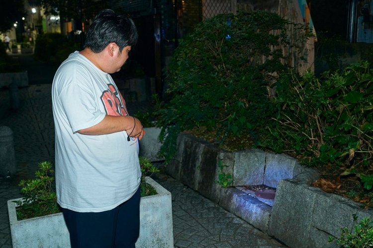 巨大かまぼこ置き。巨大なかまぼこ専用の街角収納スペース。