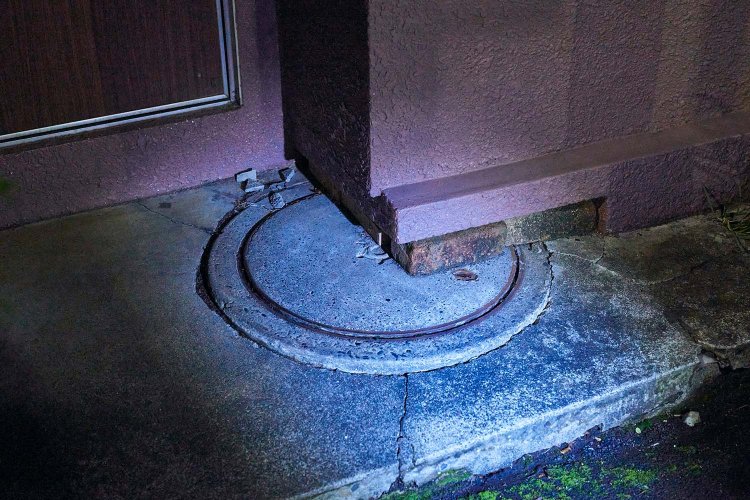 夜行性のパックマン。建物の影で眠るマンホールパックマン。