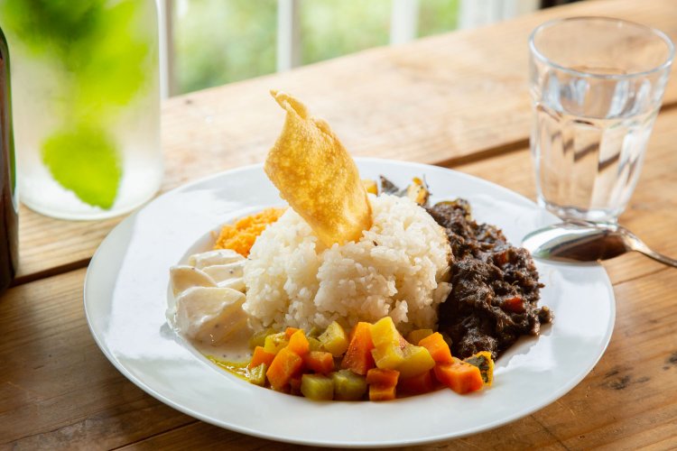 CURRYプレート1500円。