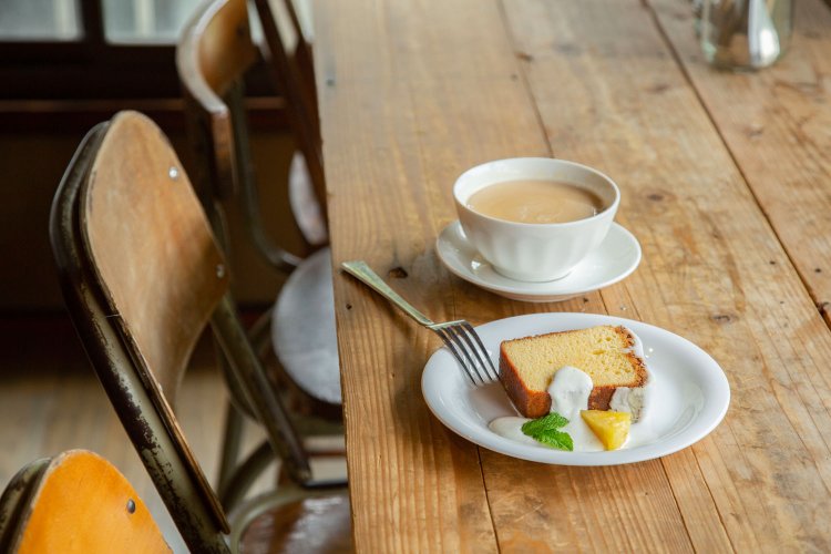 ウィークエンド650円はアイシングでコーティングされたレモンのケーキ。チャイ600円。