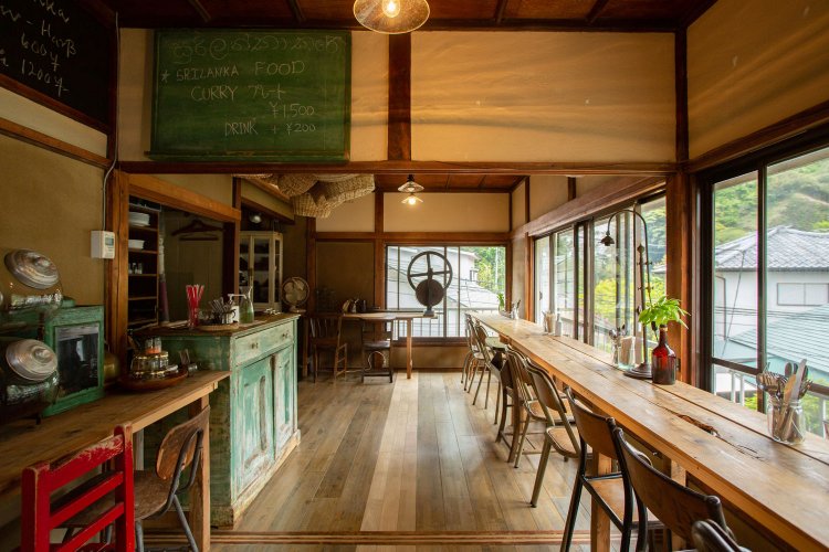 店内へは靴を脱いで上がる。板張りの床が足触りよく、ホッと和む。