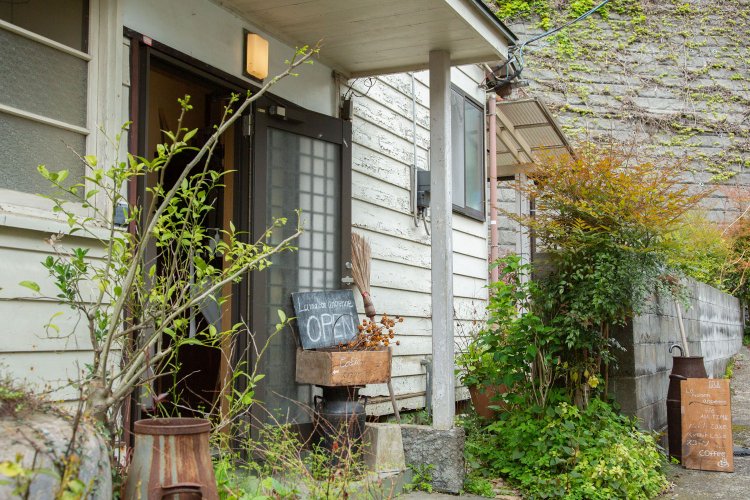 窓の外には自然あふれる山々が。