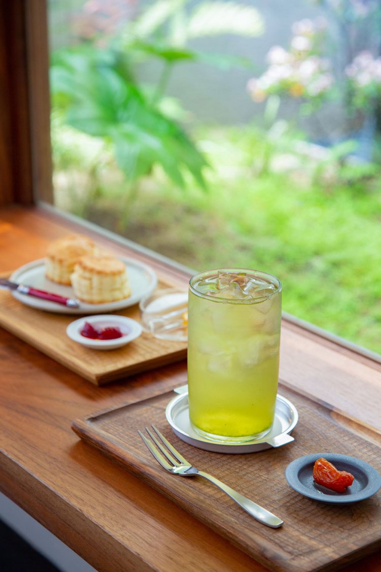 冷緑茶900円。塩ホイップと自家製ジャムを添えたスコーン800円。