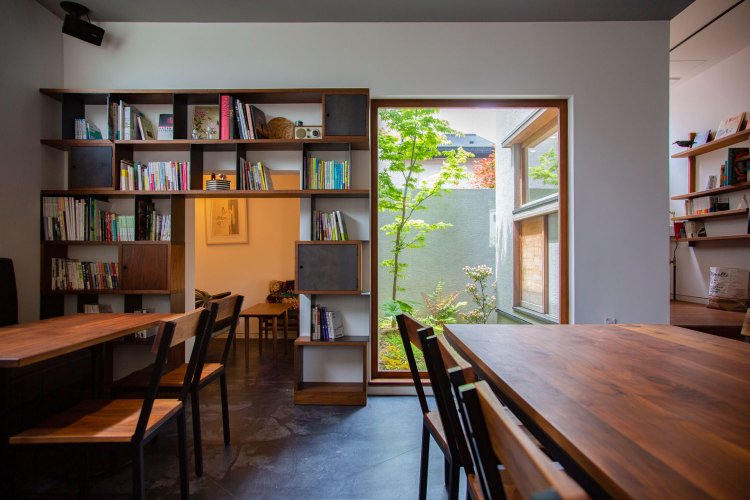 店内から坪庭が見える。