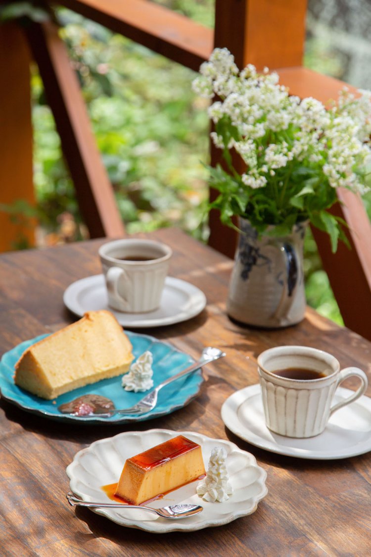 シフォンケーキ（プレーン）400円。自家製ジャムは季節で変わる。プリン650円（アイスクリーム付）。珈琲（極楽寺の散歩道）550円。