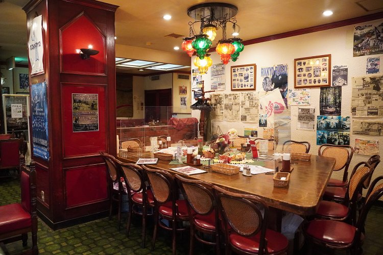 15人座れる大テーブル。壁には立教大学のさまざまなニュースが貼り出されている。