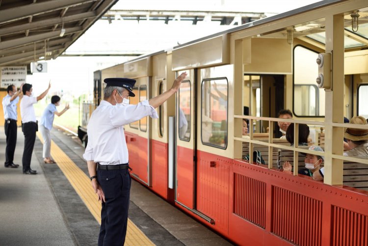 房総里山トロッコの出発時は駅員だけでなく運輸課の社員、時にはJR五井駅長まで出てきてお見送り。