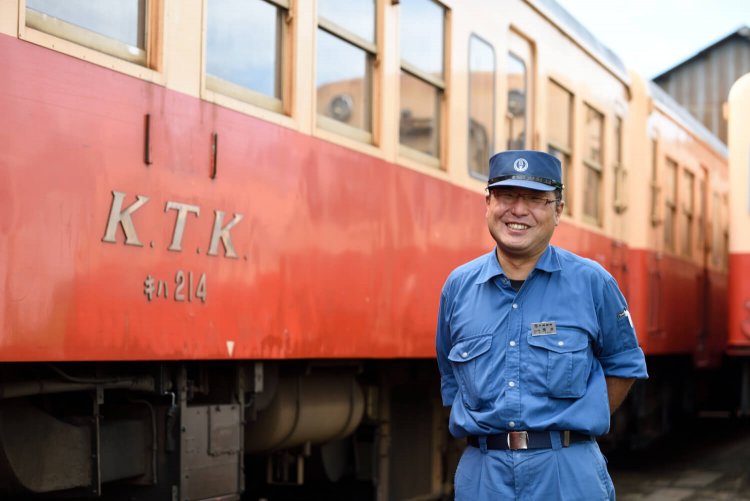 鉄道部 車両工務課 課長 荒井康伸さん。「小湊鐵道とは約40年の付き合いです」。