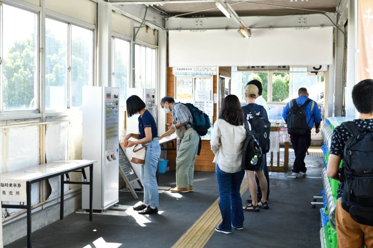 立ち食いそば屋にありそうな券売機で切符を販売する五井駅。交通系ICカードは不可なのでご注意を。