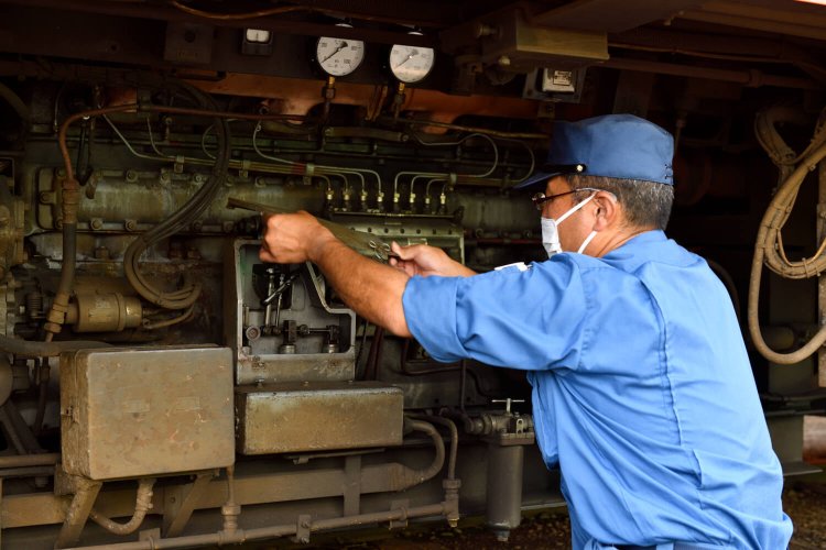 「車体下のエンジンをチェック！」。
