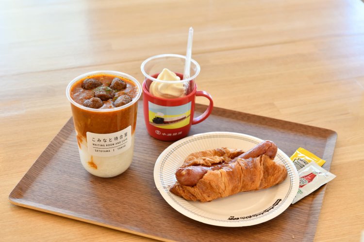 左から、安全第一カレー680円、赤コップ付きソフトクリーム600円、ジビエドッグ480円。