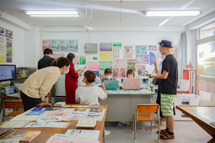 昔、自転車店だった場所で輪転機がまわる。今ここにいる人が学び合う。