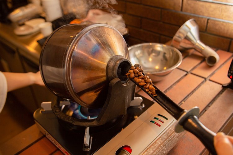 コーヒー豆の焙煎を学び合う場、『COFFEE NEST』。セルフ焙煎豆で淹（い）れるコーヒーで喫茶営業したり、豆販売も可能。今後、焙煎メンバーを募る。