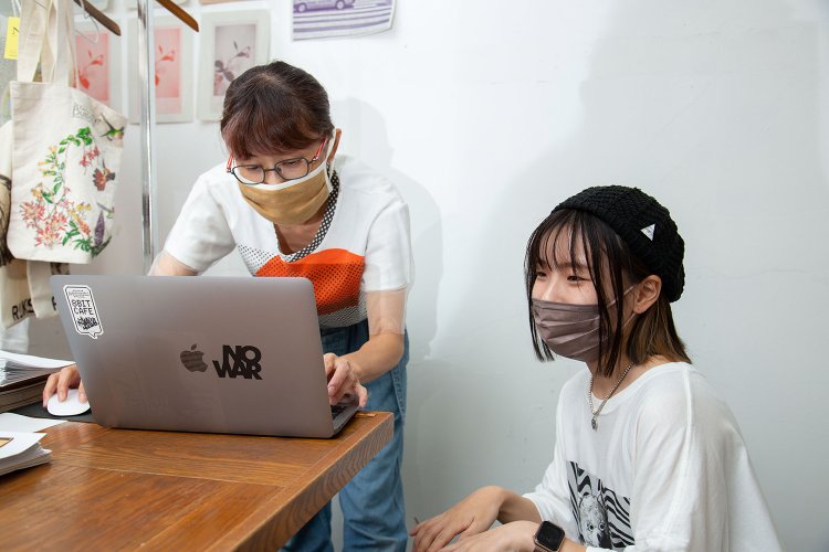 「たすけて～」「大丈夫！私のパソコンですぐに白抜きできるから」