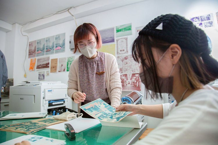 「折る時予備紙で挟むとインクで手が汚れないよ」「なるほど！」