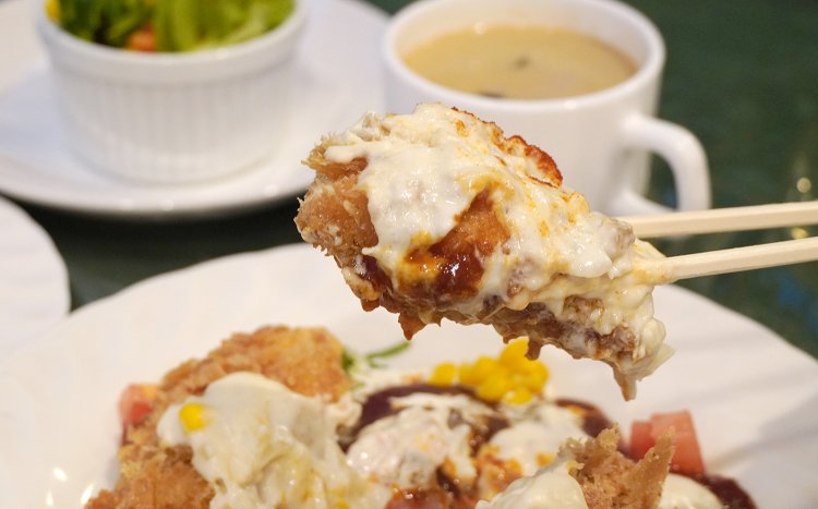 揚げたてサックサクのカツ。