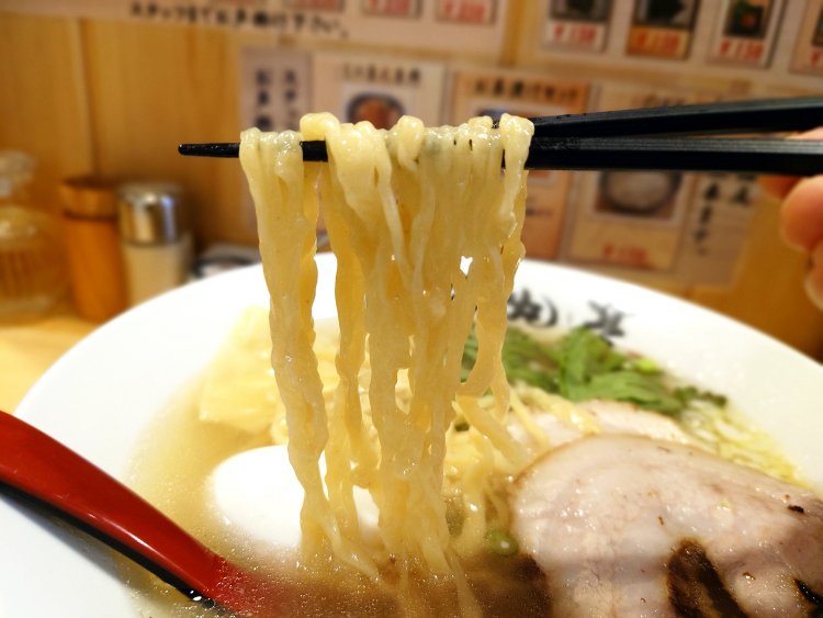 自家製の平打ち手揉み縮れ麺が、旨味あふれるスープをたっぷり拾う。