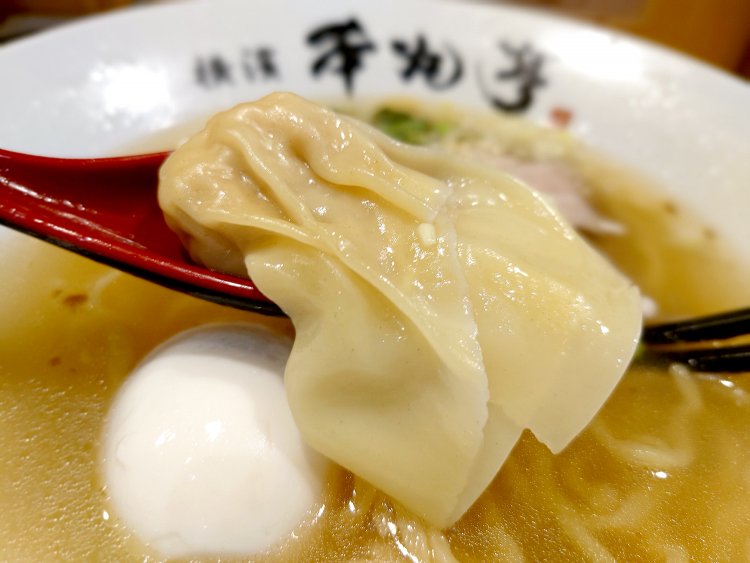 ワンタンは、皮も自家製。ジューシーな肉餡で、何個でもイケる！